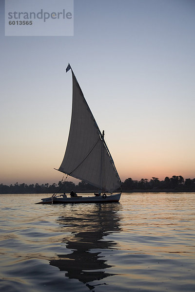 Feluke  Sonnenuntergang  Nil  Luxor  Ägypten  Nordafrika  Afrika