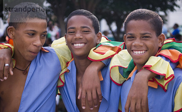Jungen gekleidet in bunten Kostümen für eine Schule Festival  Santiago De Cuba  Kuba  Westindische Inseln  Mittelamerika