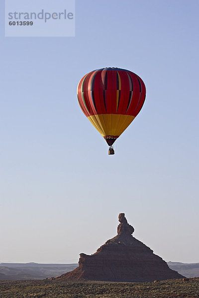 Heißluft Ballon und Rock-Formationen im Morgengrauen  Tal der Götter  Utah  Vereinigte Staaten  Nordamerika