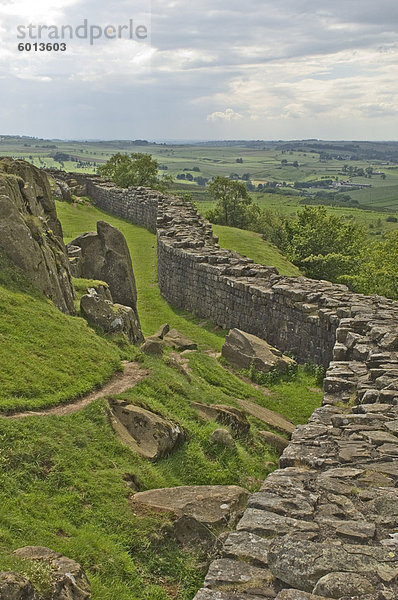 Roman Wall am Rand des Wallcrags  Blick nach Westen  Hadrianswall  UNESCO Weltkulturerbe  Northumbria  England  Vereinigtes Königreich  Europa