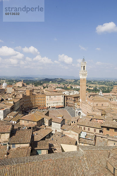 Blick auf die Piazza del Campo und dem Palazzo Pubblico mit dem erstaunlichen Glockenturm  Siena  UNESCO Weltkulturerbe  Toskana  Italien  Europa