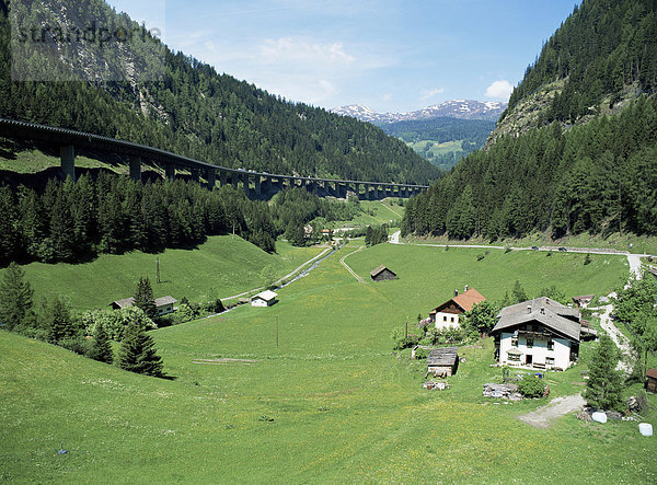 Absteigend den Brenner im Mai nach unten Richtung Innsbruck  mit Bundesautobahn auf linken und alte Straße nach rechts und von Tirol (Tirol)  Österreich  Europa