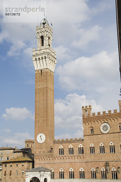 Blick auf den Palazzo Pubblico mit dem erstaunlichen Glockenturm  Siena  UNESCO Weltkulturerbe  Toskana  Italien  Europa