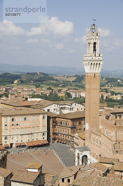 Blick auf die Piazza del Campo und dem Palazzo Pubblico mit dem erstaunlichen Glockenturm  Siena  UNESCO Weltkulturerbe  Toskana  Italien  Europa