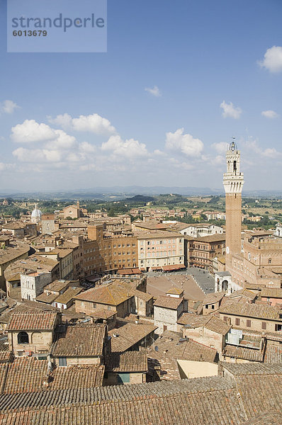 Blick auf die Piazza del Campo und dem Palazzo Pubblico mit dem erstaunlichen Glockenturm  Siena  UNESCO Weltkulturerbe  Toskana  Italien  Europa