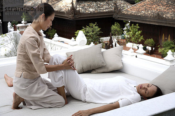 Thai-Massage im Spa Dheva bei der Mandarin Oriental Dhara Dhevi  Chiang Mai  Thailand  Südostasien  Asien