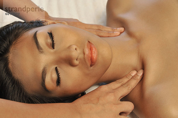 Junge Frau mit eine Lymph-massage