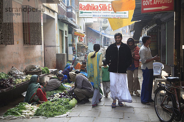 Schmale Gasse in der Altstadt  Varanasi  Uttar Pradesh  Indien  Asien
