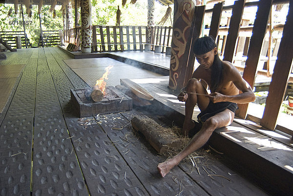 Tradition Holz Südostasien Volksstamm Stamm schnitzen Asien Kuching Malaysia Sarawak Sarawak Cultural Village