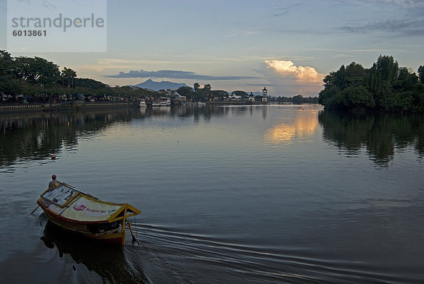 Sampan Fähre am Sarawak River im Zentrum von Kuching Stadt bei Sonnenuntergang  Sarawak  Malaysia Borneo  Malaysia  Südostasien  Asien