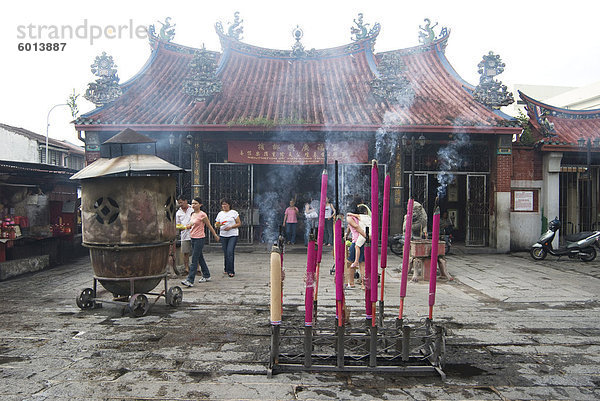 Devotional Räucherstäbchen brennen außerhalb der Göttin der Barmherzigkeit chinesischen Tempel (Kuan Yin Teng)  gebaut im Jahr 1728 von chinesischen Siedler  Georgetown  Penang  Malaysia  Südostasien  Asien