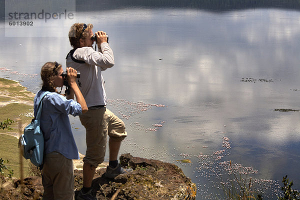 Touristen herabsehen auf Lake Nakuru  Lake Nakuru Nationalpark  Kenia  Ostafrika  Afrika