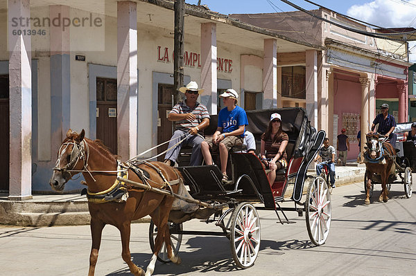 Touristen genießen einen Pferdekarren Buggy fahren durch Moron  Ciego de Cvila  Kuba  Westindische Inseln  Mittelamerika