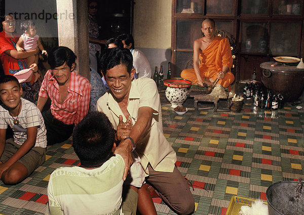 Chiropraktiker in Wat Pho  Bangkok  Thailand  Südostasien  Asien