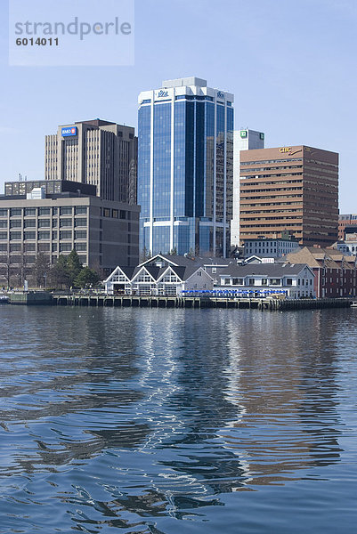 Blick auf die Stadt vom Hafen  Halifax  Nova Scotia  Kanada  Nordamerika