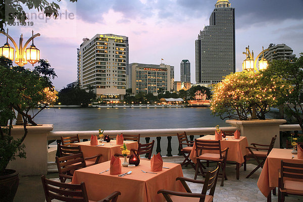 Blick auf das Oriental Hotel über den River bei Sala Rim Naam Restaurant  Bangkok  Thailand  Südostasien  Asien