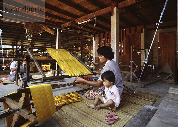 Spinnen von Baumwolle in Chiang Mai  Thailand  Südostasien  Asien