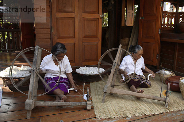 Spinnen von Baumwolle in Chiang Mai  Thailand  Südostasien  Asien