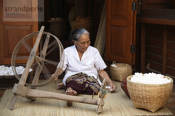 Spinnen von Baumwolle in Chiang Mai  Thailand  Südostasien  Asien