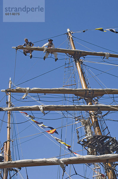 Detail der Hauptmast der Großsegler mit zwei Seeleute am oberen Hof Sichern von Segel  Whitehaven  Cumbria  England  Vereinigtes Königreich  Europa
