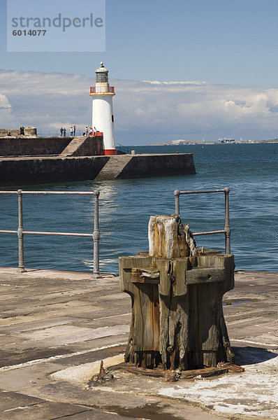 Leuchtturm am Eingang zum Außenhafen  Whitehaven  Cumbria  England  Vereinigtes Königreich  Europa