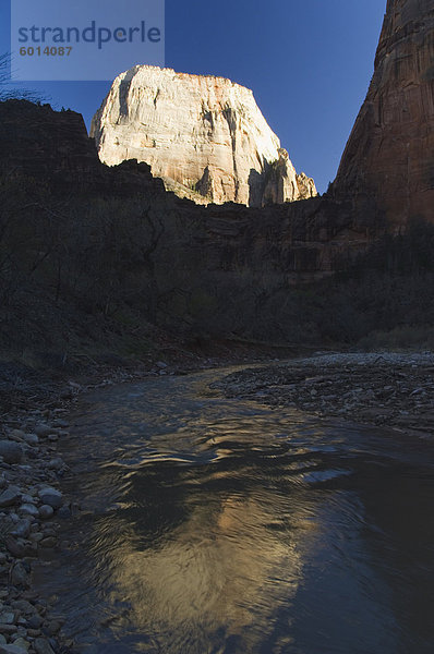 Der Peak von The großen weißen Thron  6744 ft  reflektiert in einem Fluß  der Zion Nationalpark  Utah  Vereinigte Staaten von Amerika  Nordamerika