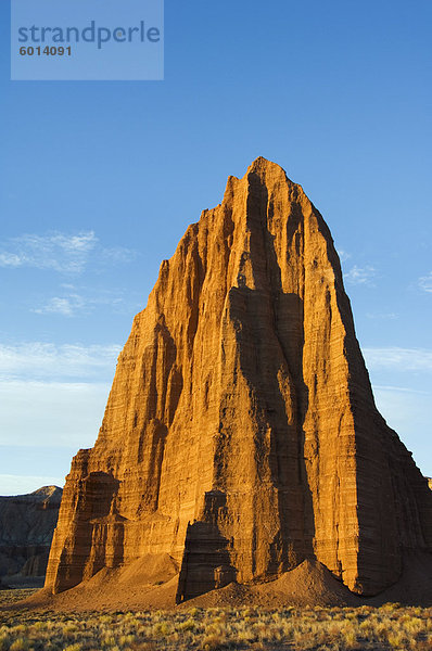 Sonnenaufgang am Tempel der Sonne im Cathedral Valley  Capitol Reef Nationalpark  Utah  Vereinigte Staaten von Amerika  Nordamerika