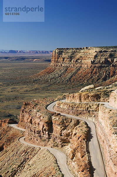 Moki Dugway  biegt eine Straße von Haarnadel Zerschlagung ins Tal der Götter in der Nähe von Monument Valley  Utah  Vereinigte Staaten von Amerika  Nordamerika