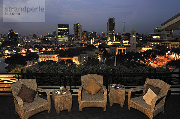 Blick von der Terrasse des Fullerton Hotel in Singapur  Südostasien  Asien