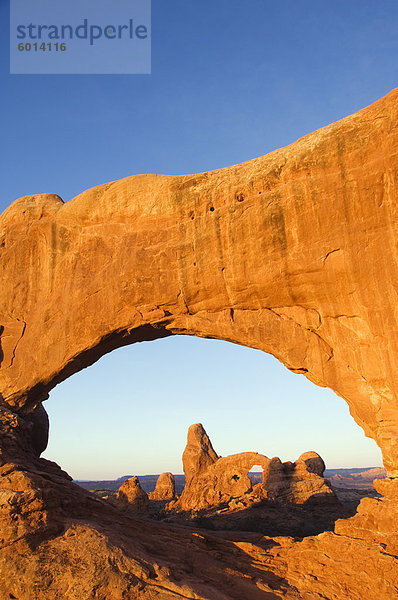 Sonnenaufgang am North Arch und Tower Arch im Arches National Park  Utah  Vereinigte Staaten von Amerika  Nordamerika Abschnitt Windows