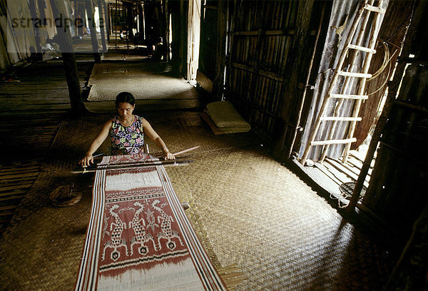 Ikat Weben auf eine Iban Langhaus  Sarawak  Malaysia  Südostasien  Asien