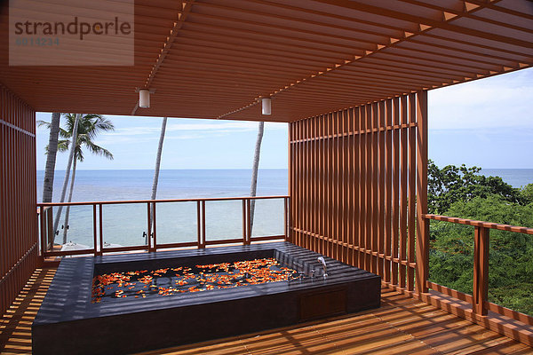 Spa Deck mit Blütenbad Sasha Resort in Koh Samui  Thailand  Südostasien  Asien