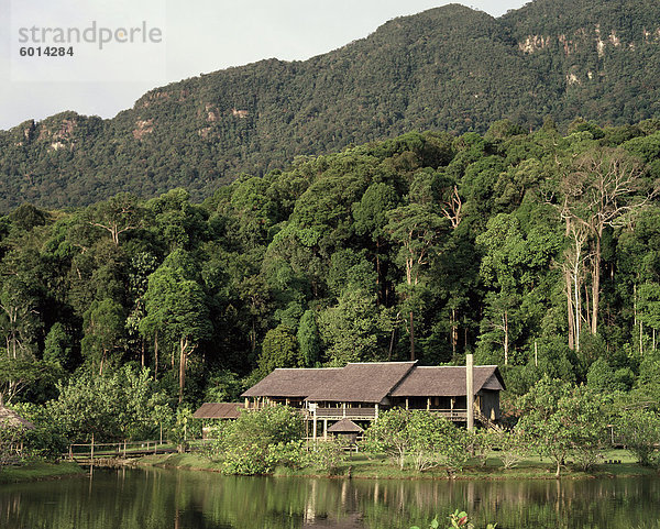 Orang Ulu Langhaus liegt inmitten der riesigen Wald in Sarawak  Borneo  Malaysia  Südostasien  Asien