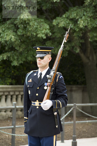 Wache am Grab des unbekannten Soldaten  Arlington National Cemetery in Arlington  Virginia  Vereinigte Staaten von Amerika  Nordamerika