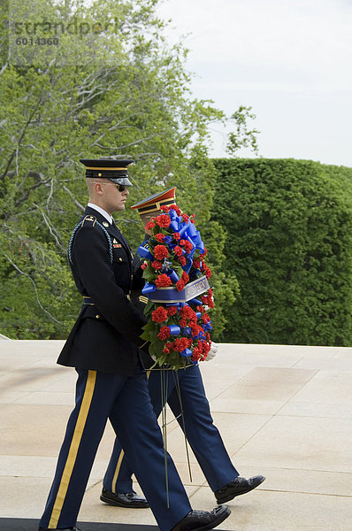 Kranzniederlegung Zeremonie am Grab des unbekannten Soldaten  Arlington National Cemetery in Arlington  Virginia  Vereinigte Staaten von Amerika  Nordamerika