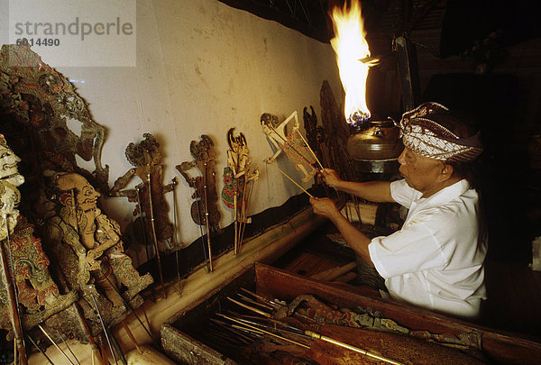 Dalang oder Puppenspieler am Wayang Kulit (Schatten Marionette spielen) in Bali  Indonesien  Südostasien