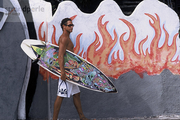 Surfer in Bali  Indonesien  Südostasien  Asien