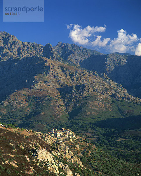 Luftaufnahme über dem Dorf Montemaggiore  klammerte sich an Hang unterhalb des Monte Grosso massiv  Gebiet der Balagne  Korsika  Frankreich  Europa