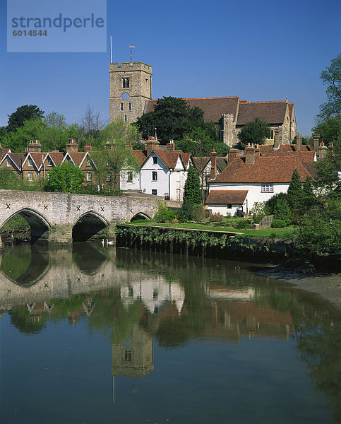 Blick über den Fluss Medway nach Dorf und Kirche  Aylesford  Kent  England  Vereinigtes Königreich  Europa