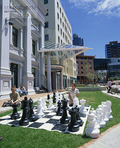 Riesenschach Stücke vor dem Wellington City Corp Gebäude im Civic Square  Wellington  Nordinsel  Neuseeland  Pazifik