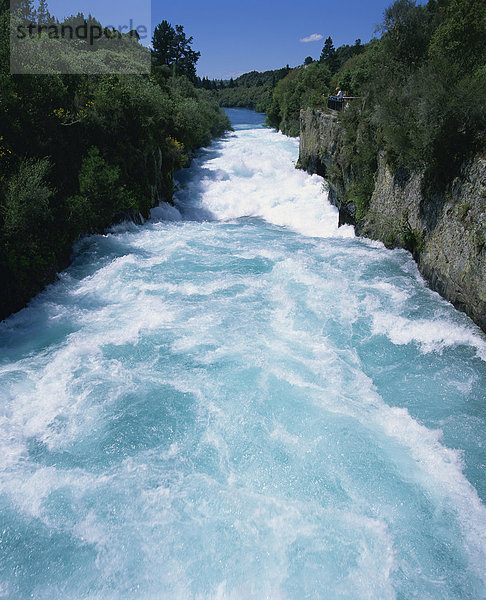 Hukanui  die Huka Falls am Waikato River  10 m  62.000 Gallonen pro Sekunde zu Spitzenzeiten in der North Island of New Zealand  Pazifik