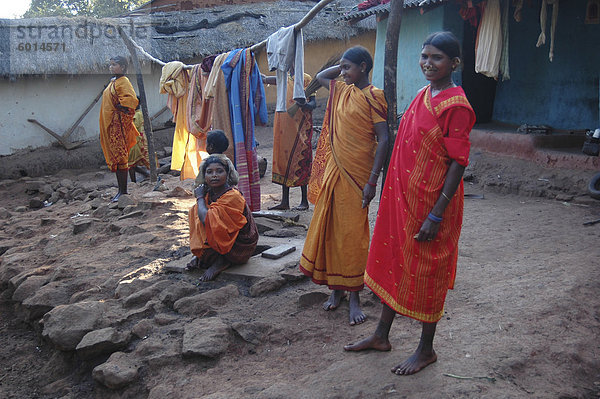 Frauen versammeln  um am Nachmittag im Dorf Mali Stammes-Jeypore Bezirk  Orissa  Indien  Asien chat