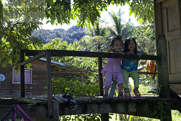 Zwei Mädchen in einer Penan Stammes Siedlung am Ufer des Flusses Melinau Mulu  Sarawak  Malaysia Borneo  Malaysia  Südostasien  Asien