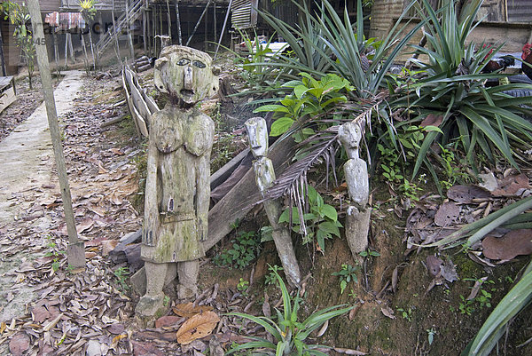 stehend Frau Mann Strand Eingang Fluss Südostasien Volksstamm Stamm schnitzen Asien Malaysia Sarawak