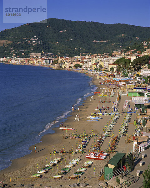 Strand und Stadt  Alassio  italienische Riviera  Ligurien  Italien  Europa