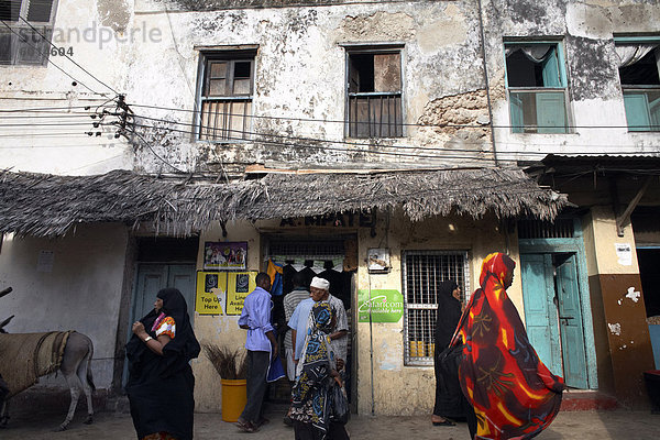 Die engen Gassen der Stadt Lamu Lamu  Kenia  Ostafrika  Afrika