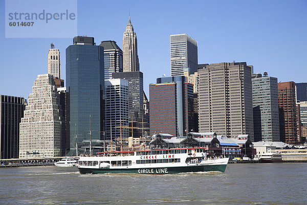 Circle Line Tour Boot  senken Sie Manhattan Skyline  Bankenviertel  New York City  Vereinigte Staaten von Amerika  Nordamerika