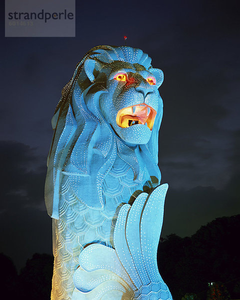 Der Merlion Statue  das Symbol von Singapur  in türkis Licht in der Nacht in Singapur  Südostasien  Asien