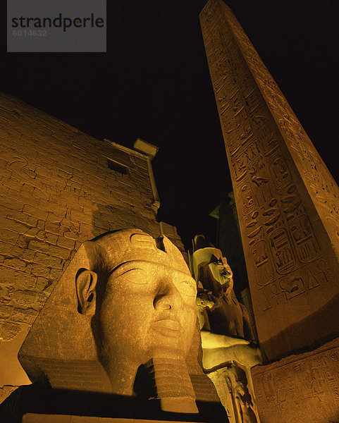 Ramses II und der Obelisk in Luxor-Tempel  beleuchtet in der Nacht  Luxor  Theben  UNESCO Weltkulturerbe  Ägypten  Nordafrika  Afrika