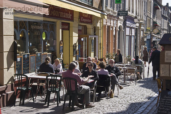 Terrasse Tabellen außerhalb der vielen Cafés und Restaurants auf der Rue de Lille in der Altstadt von Boulogne  Pas-de-Calais  Frankreich  Europa